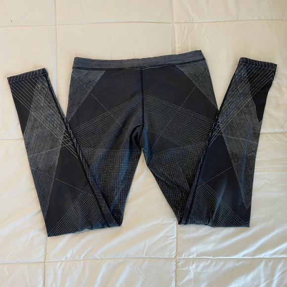 Nike Black & Gray Abstract Leggings - Picture 3 of 7